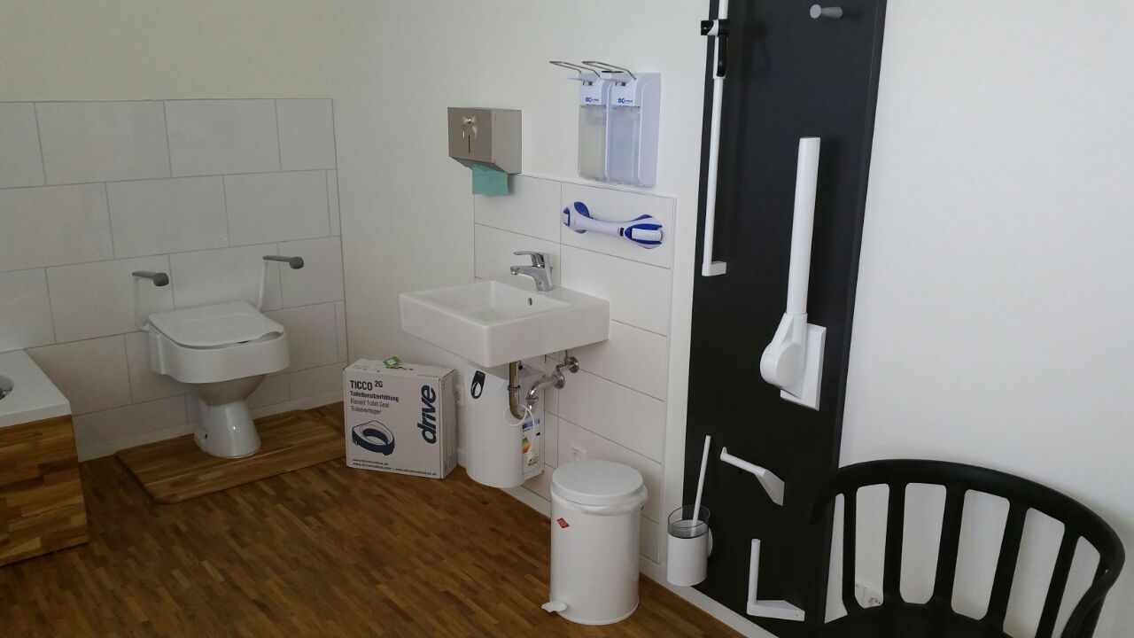 Toilettensitzerhöhung, Haltegriffe und Handtuchhalter, erhöhte an der Wand zu befestigende Toilettenpapierhalterungen und vieles mehr