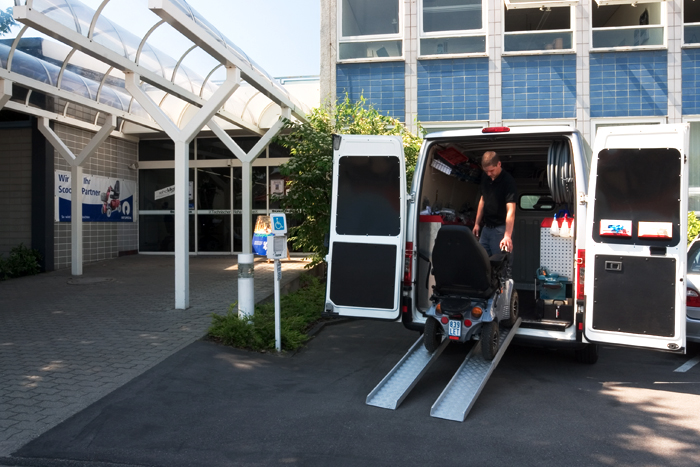 Rollstuhl wird in Transporter verladen vor Storch und Beller Hauptbetrieb Karlsruhe